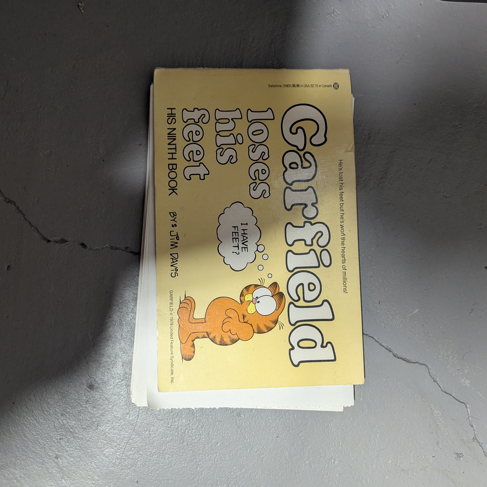 Source Unknown Garfield Comic Book - Yellow Cover